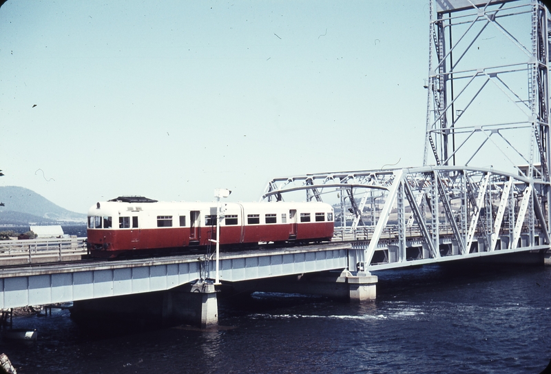 105415: Bridgewater Derwent River Bridge 1:35pm Down New Norfolk Passenger DP 30