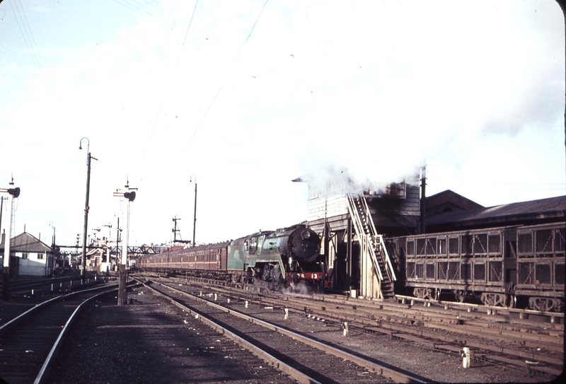 105465: Goulburn Shunting cars for Southern Highlands Express 3813