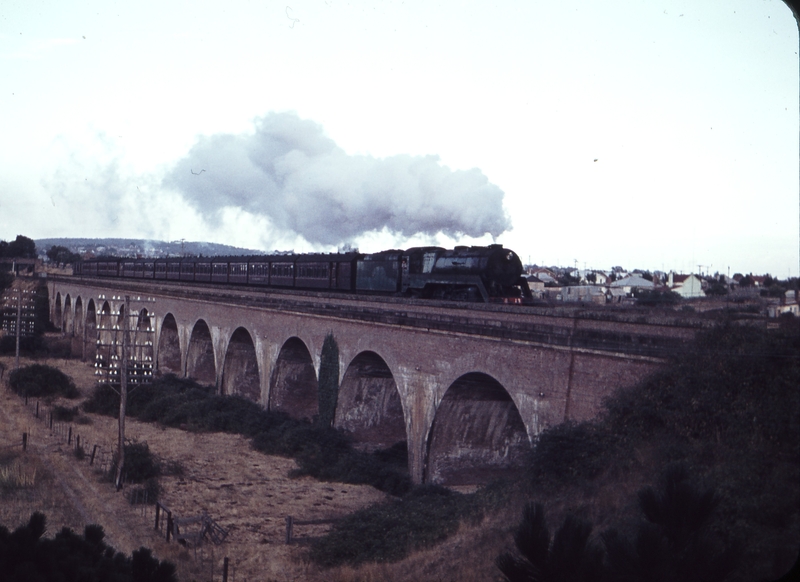 105467: Mulwaree Ponds Viaduct Up Southern Highlands Express 3813