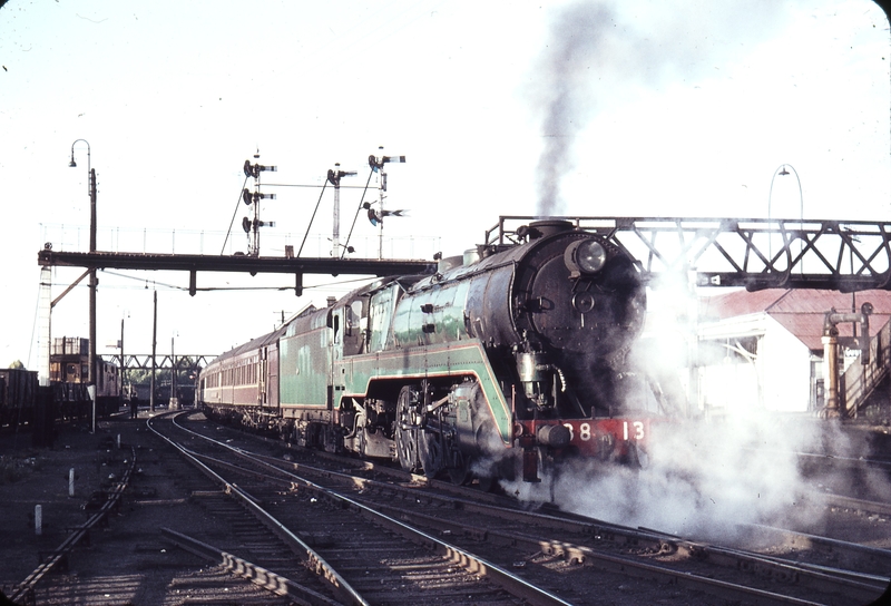 105474: Goulburn Shunting cars for Up Southern Highlands Express 3813