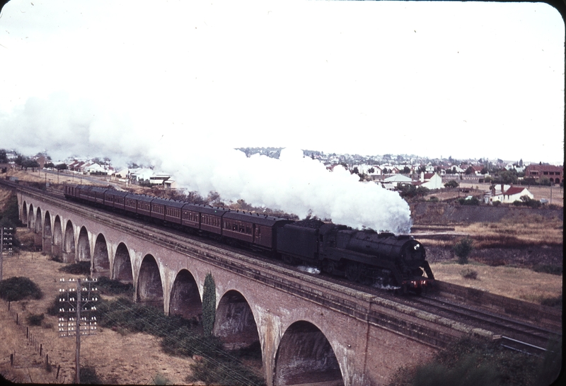 105530: Mulwaree Ponds Viaduct Up Southern Highlands Express 3814