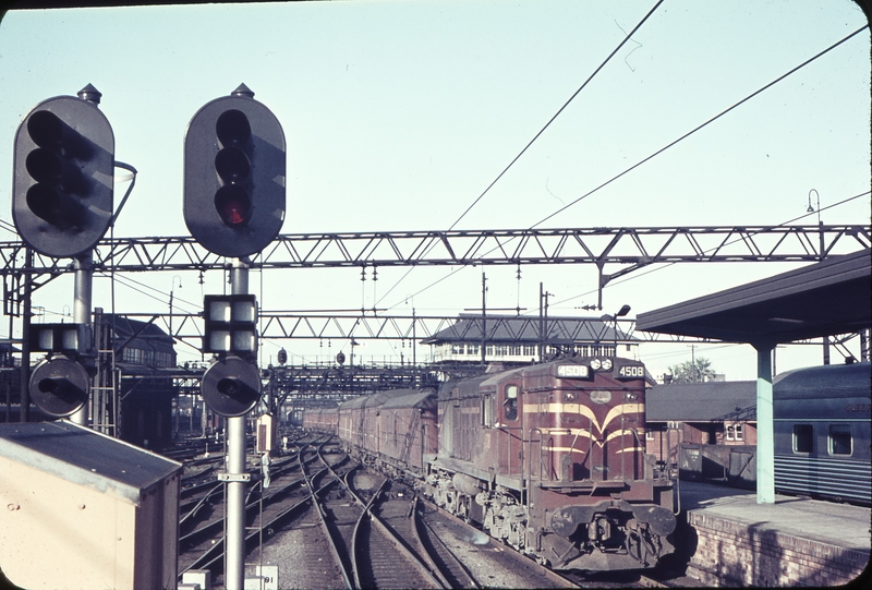 106015: Sydney Central Up Brisbane Express 4508