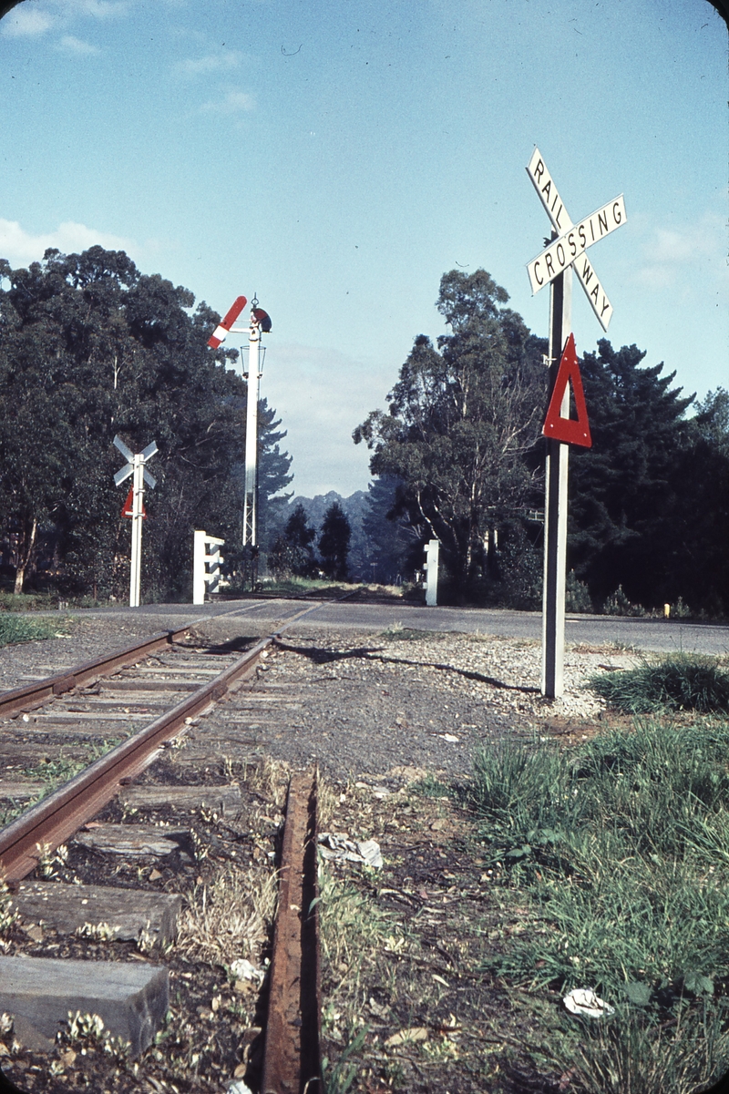 106301: Emerald Main Road Level Crossing