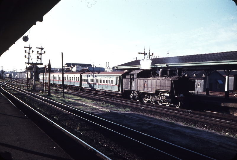 106423: Down Suburban from Fremantle Dd 593