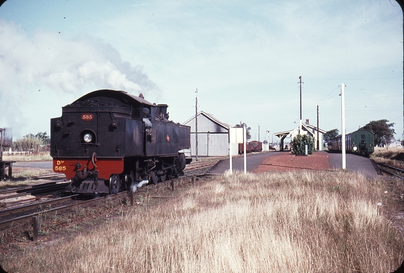 106544: Cannington Dm 585 running round Suburban Train