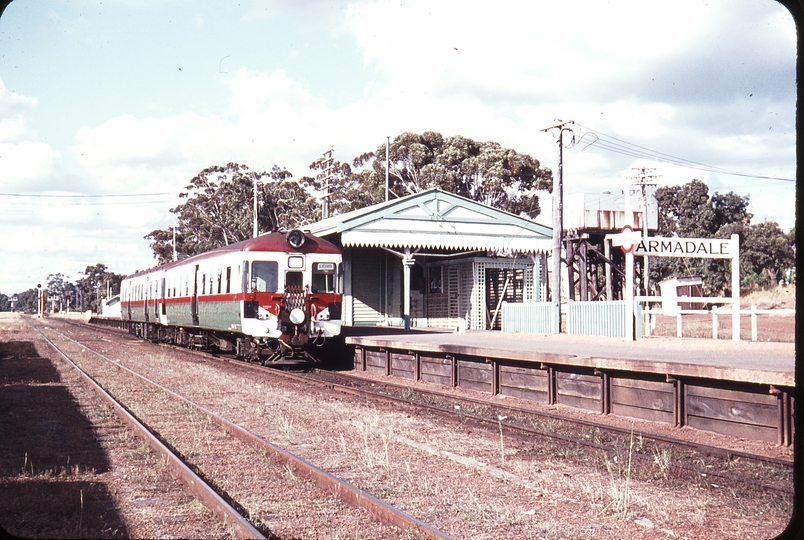 106627: Armadale Up Suburban Railcars