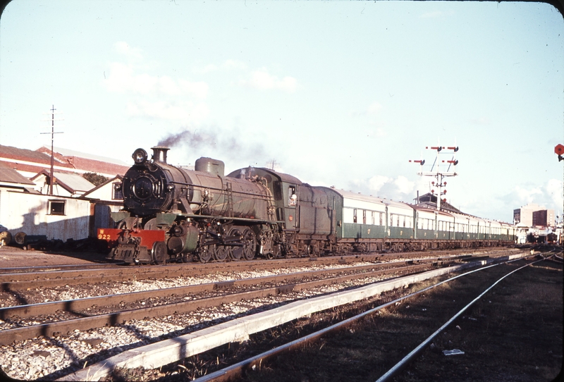 106634: Perth W 922 shunting Empty Cars from the Australind to the Car Sheds