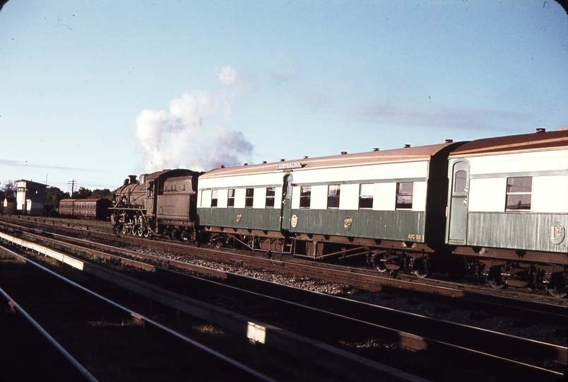 106635: Perth W 922 shunting Empty Cars from the Australind to the Car Sheds