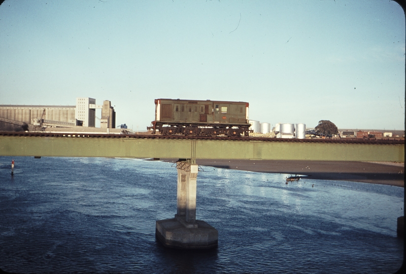 106895: Swan River Bridge North Fremantle Up Light Engine Y 1107