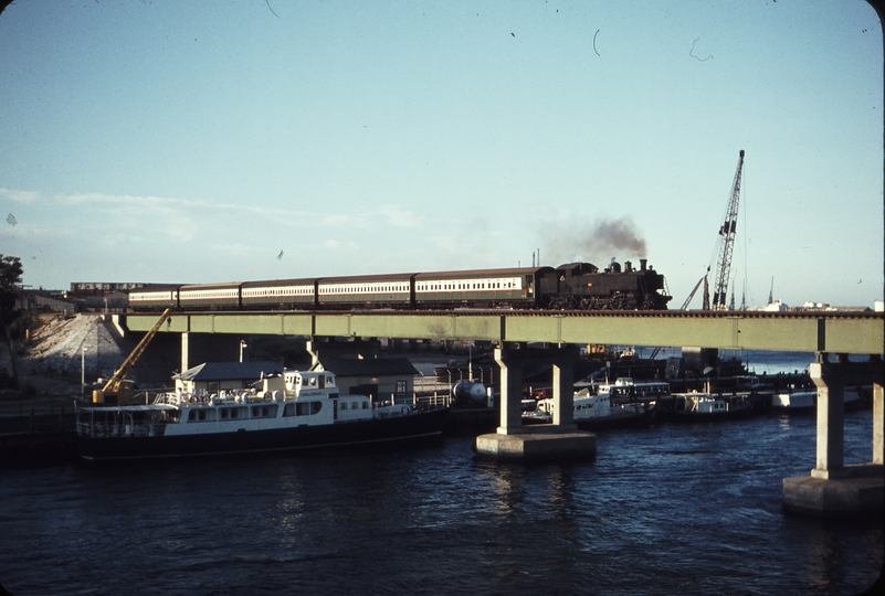 106897: Swan River Bridge North Fremantle 6:05am Down Suburban Dd 594