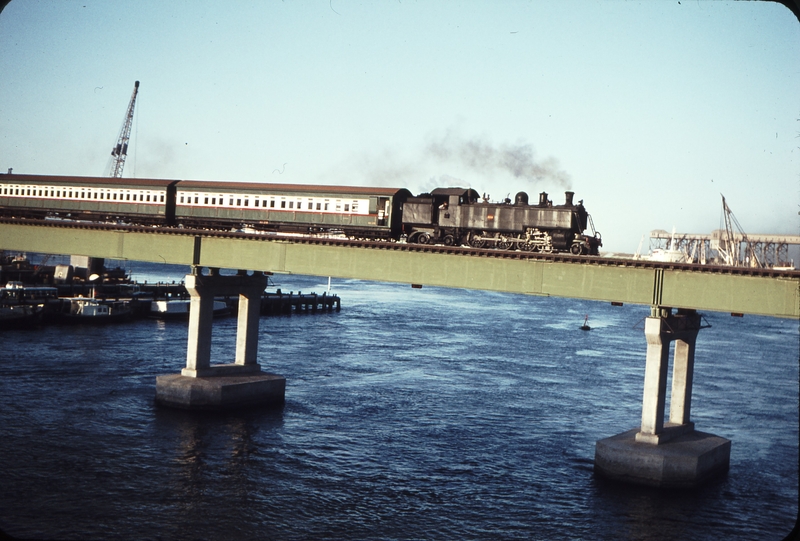 106898: Swan River Bridge North Fremantle 6:05am Down Suburban Dd 594