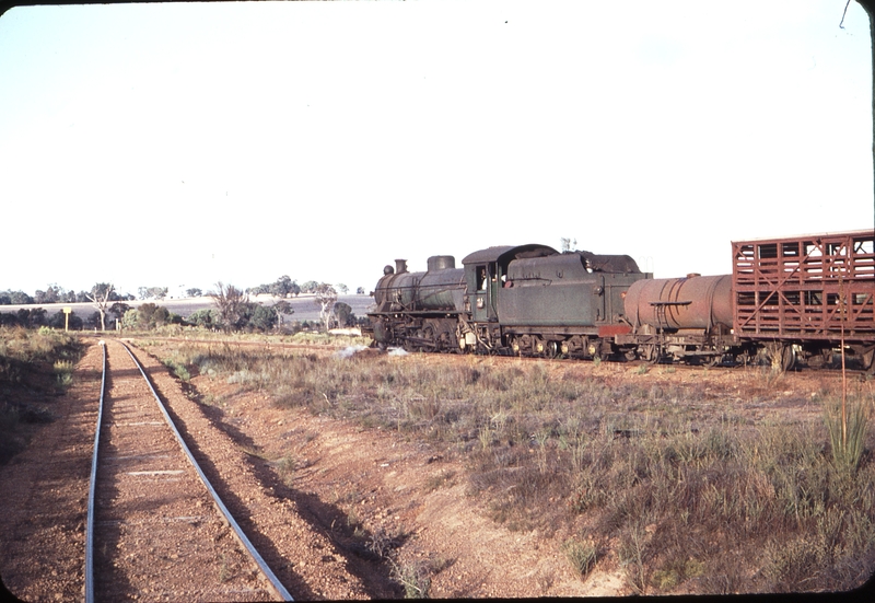 107081: East Arthur Up Goods W 946