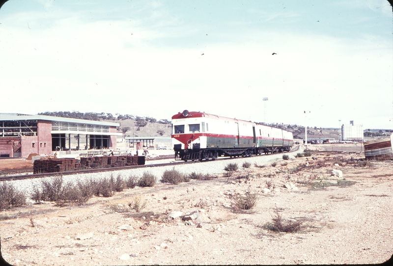 107398: Avon Yard Down Passenger to Albany Wildflower Railcar ADF 493 leading