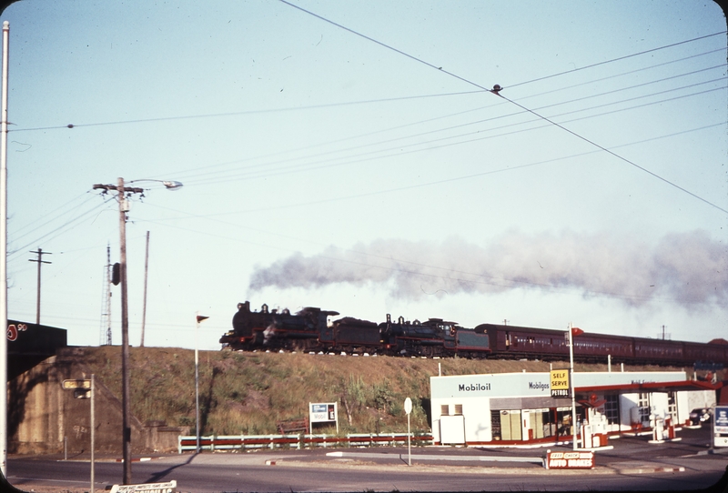 108542: Vulture Street Up Suburban B18 27 B18 868