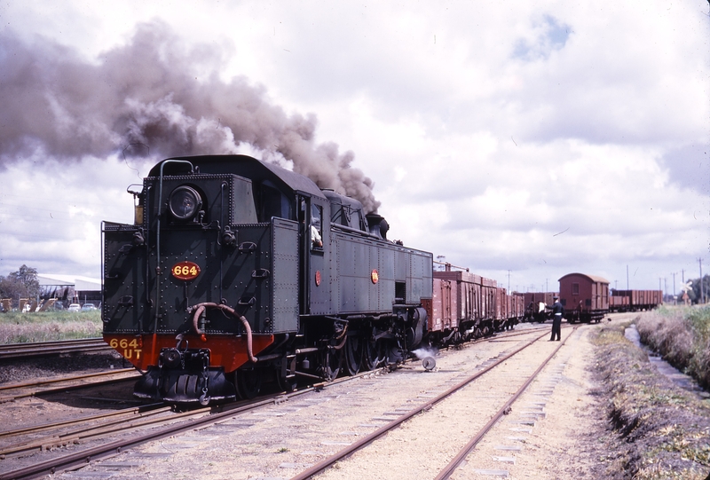 108873: Ashfield Opposite Cresco Shunter UT 664