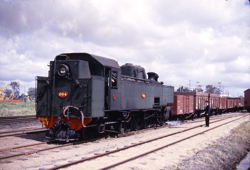 108874: Ashfield Opposite Cresco Shunter UT 664