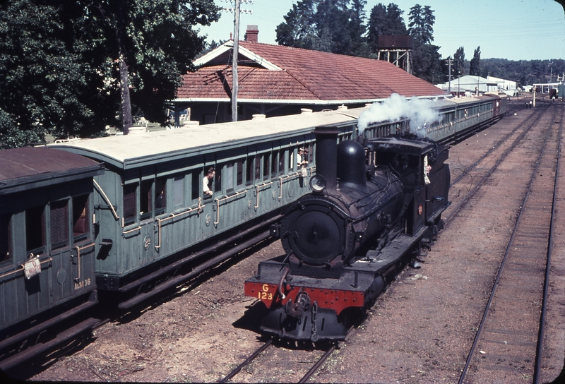 109210: Donnybrook G 123 running round RWAHS Special