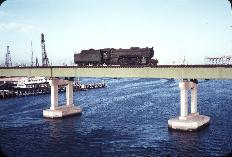 109245: Swan River Bridge North Fremantle Down Light Engine V 1219