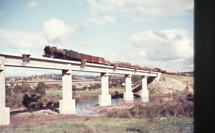 109532: GSR Deviation Bridge over Great Eastern Highway Up Goods V 1216