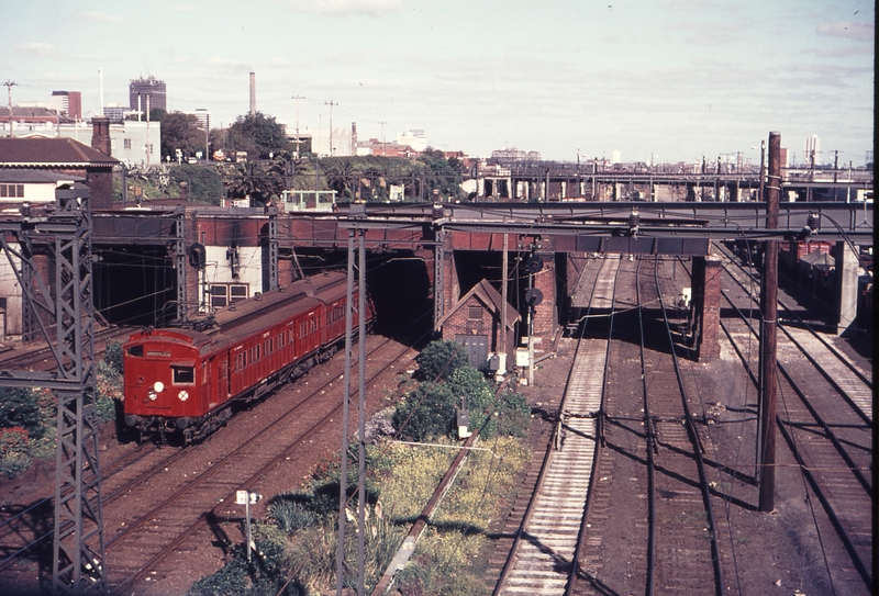 110114: North Melbourne Up Tait Suburban 295 M trailing