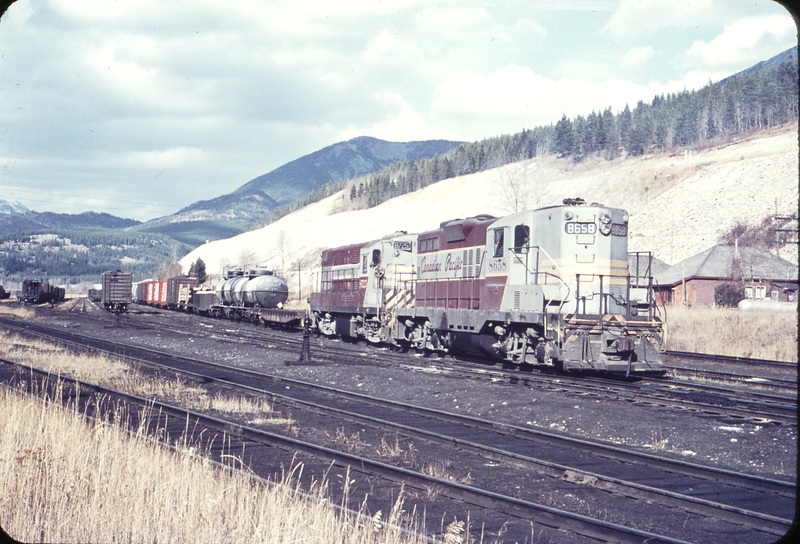 110692: Crowsnest BC-AB Eastbound Freight 8658 8725