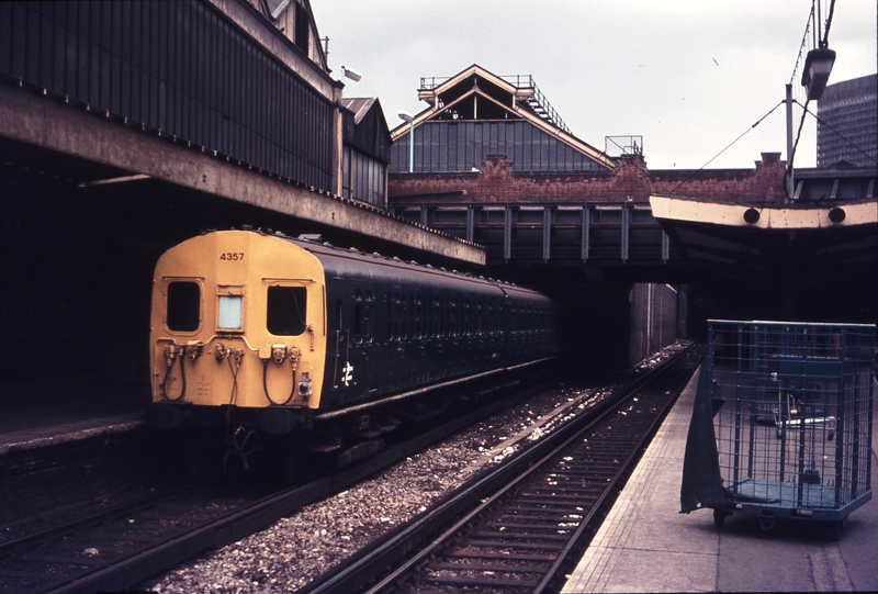 110907: BR London Victoria Station Inbound Suburban Train 4357 trailing