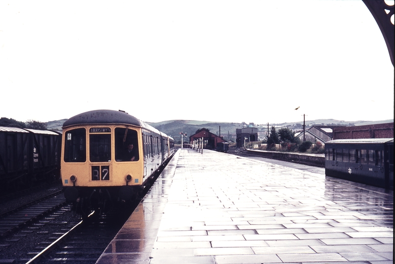 111090: BR Aberystwyth CGN DMU Arriving Narrow gauge stock at right