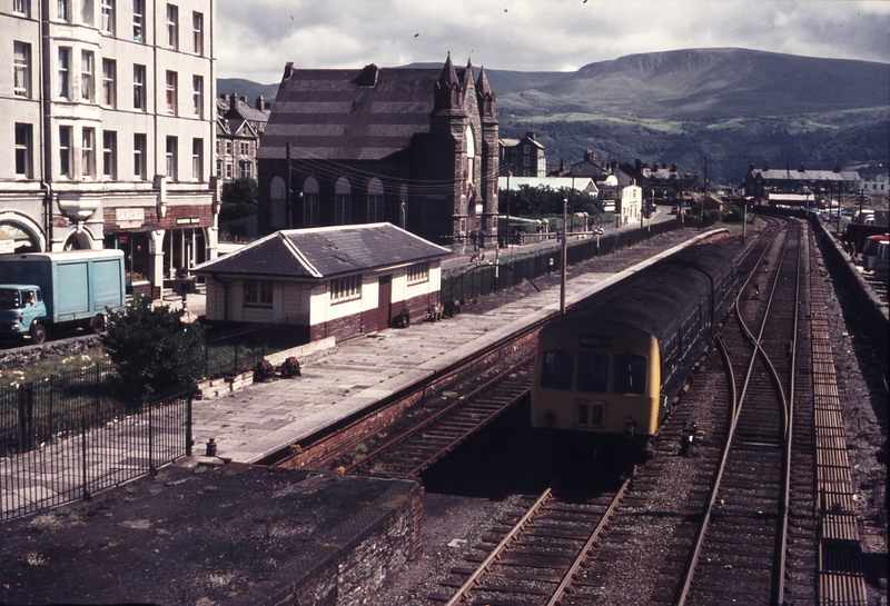 111156: BR Barmouth MER Up 2-car DMU