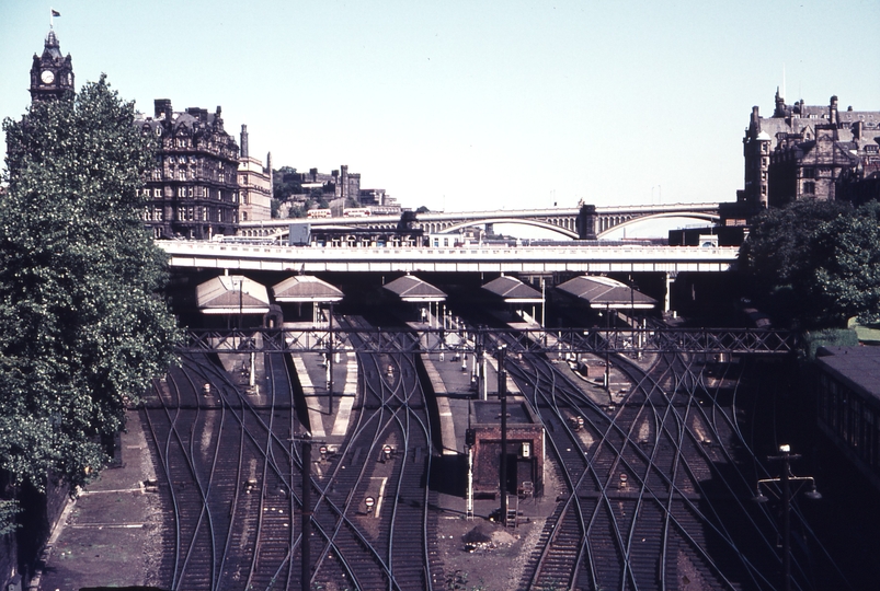 111323: BR Edinburgh MLN Waverley Station