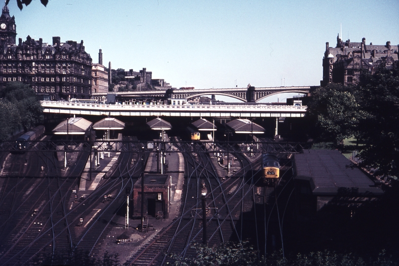 111324: BR Edinburgh MLN Waverley Station