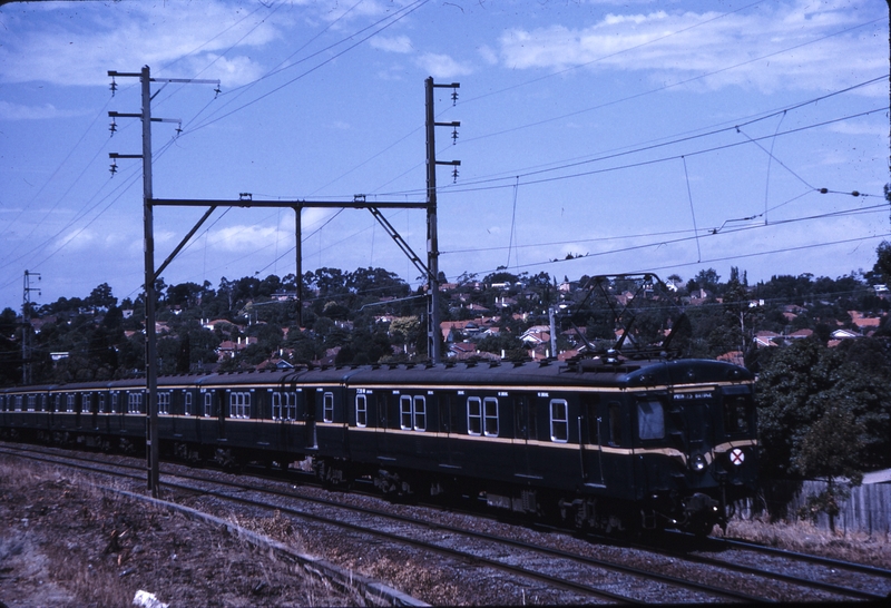 112167: Ivanhoe Marshall Street Up Suburban 7-car Harris 739 M leading