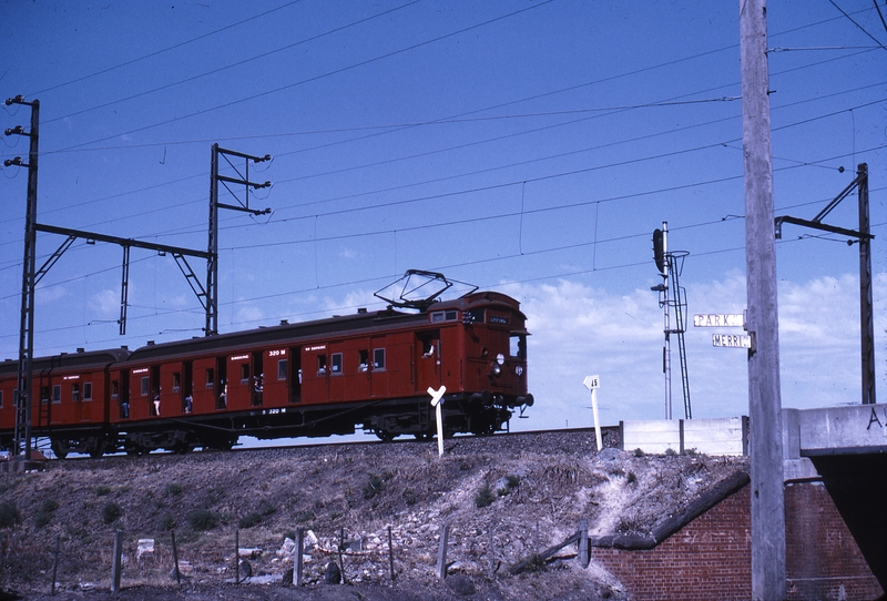 112170: Merri up side Down Tait Suburban 320 M trailing