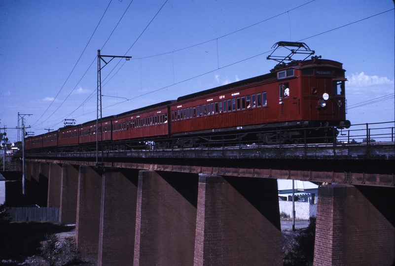 112174: Clifton Hill - Westgarth Merri Creek Bridge 5:02pm Down Macleod Suburban 7-car Swing door 71 T 137 M trailing