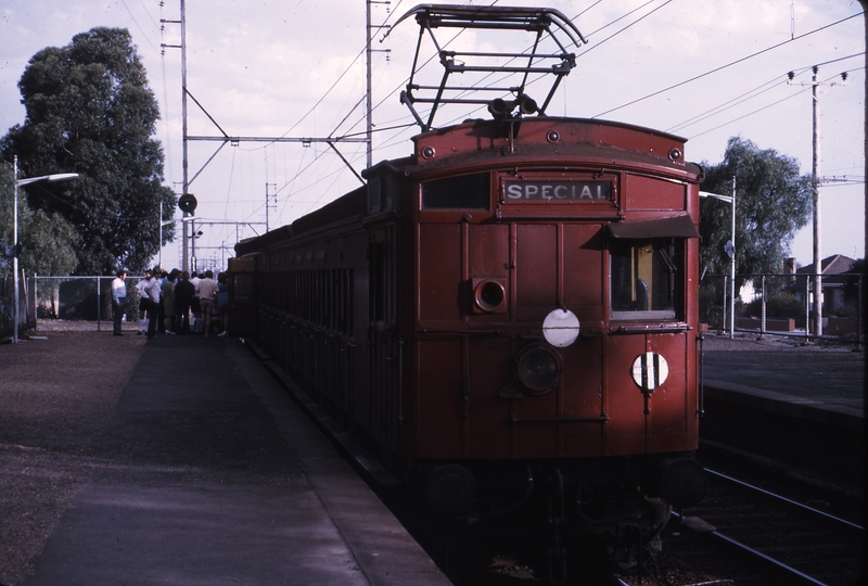 112200: Clayton Down AREA Special 2-car Swing Door 143 M trailing