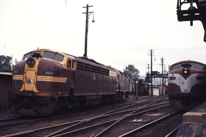 112215: Albury Light Engines for Intercapital Daylight 4201 42214 and Down ARE Special GM 32