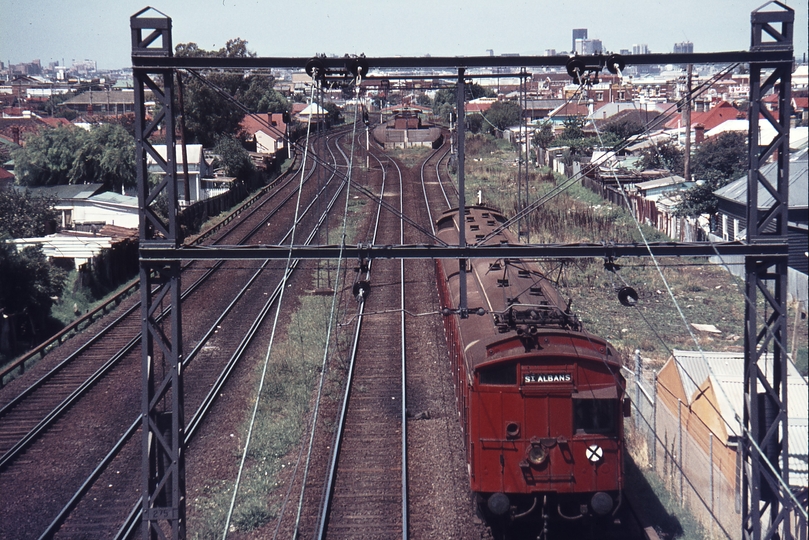 112267: West Footscray Down Suburban 2-car Tait