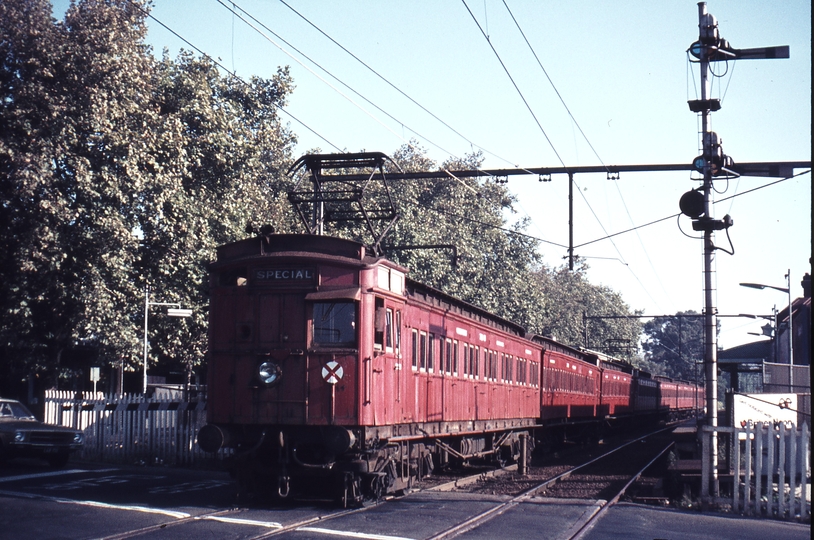 112362: Kensington Up Empty Cars for ARE Special 7-car Swing Door 78 M leading