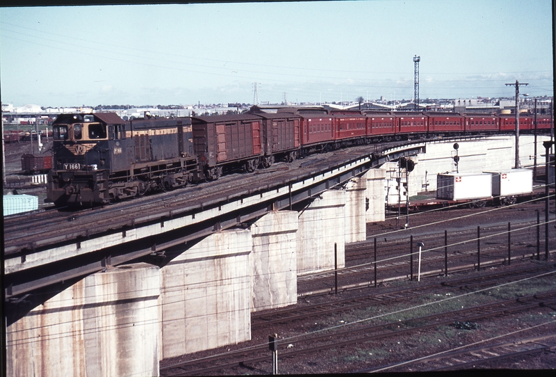 112375: North Melbourne Flyover Up Empty Cars Y 166