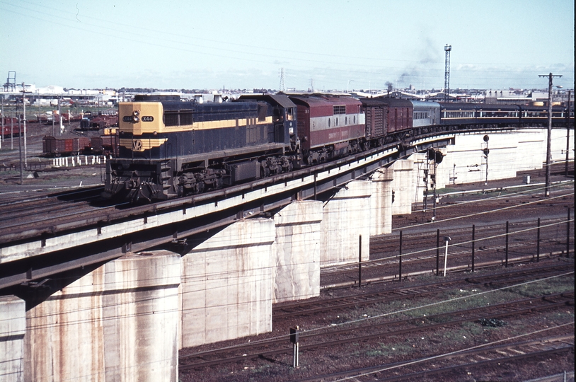 112376: North Melbourne Flyover Up Spirit of Progress X 44 GM 31