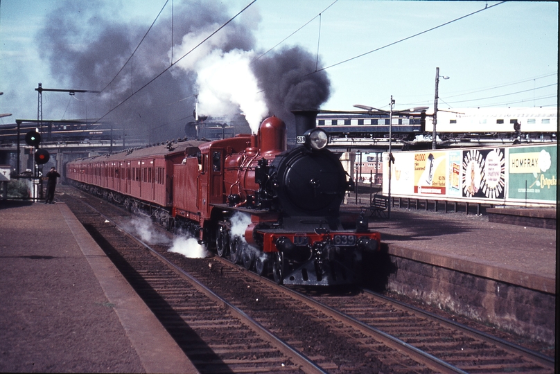 112385: North Melbourne Down Special Passenger D3 639 and Spirit of Progress in background