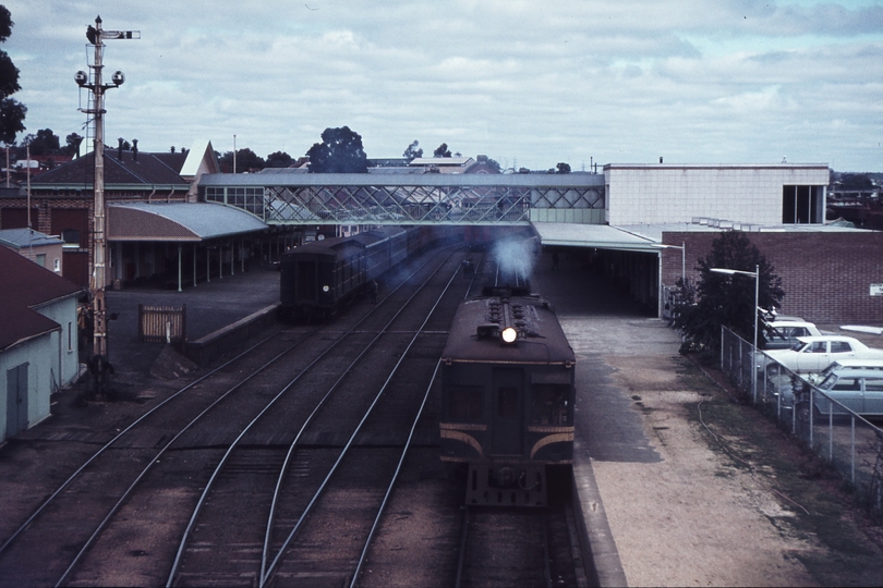 112502: Bendigo Down Rail Motor 63 RM