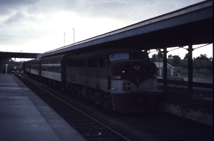 112569: Adelaide Up West-East Express 958