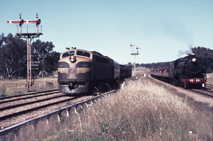 112658: Chiltern Chiltern Loop Up Albury Passenger S 301 and Up ARHS Special 3820