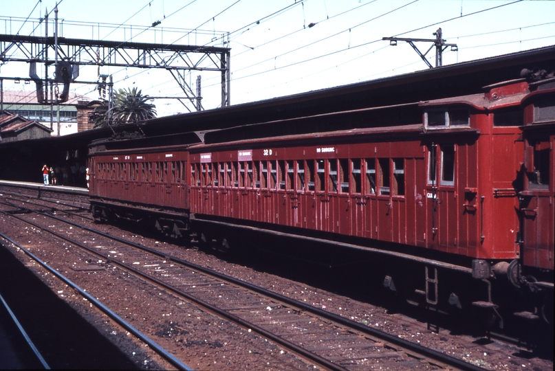 112813: Flinders Street 4:01pm Up Suburban from Port Melbourne 4-car Swing Door 107 M 32 D leading