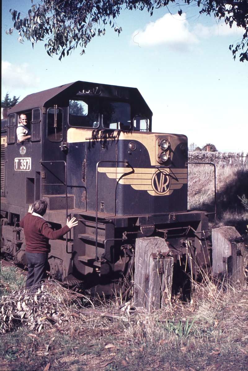 112929: Mirboo North T 397 shunting at end of track