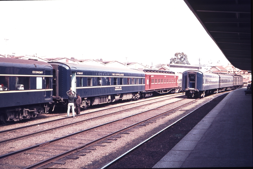 113109: Bendigo Shunting Moorabool into consist of 12 00 noon Up Passenger