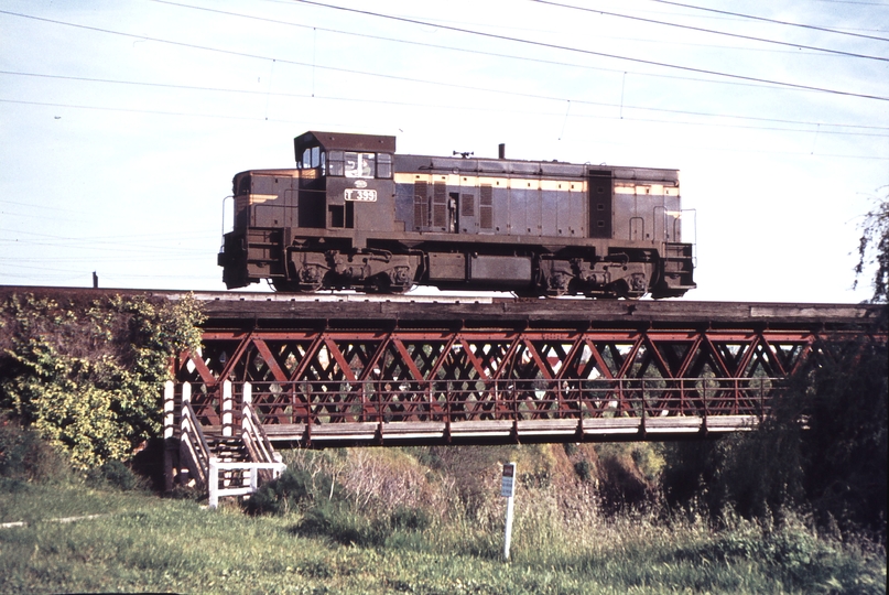 113161: Merri Creek Bridge Down Light Engine to Epping T 399