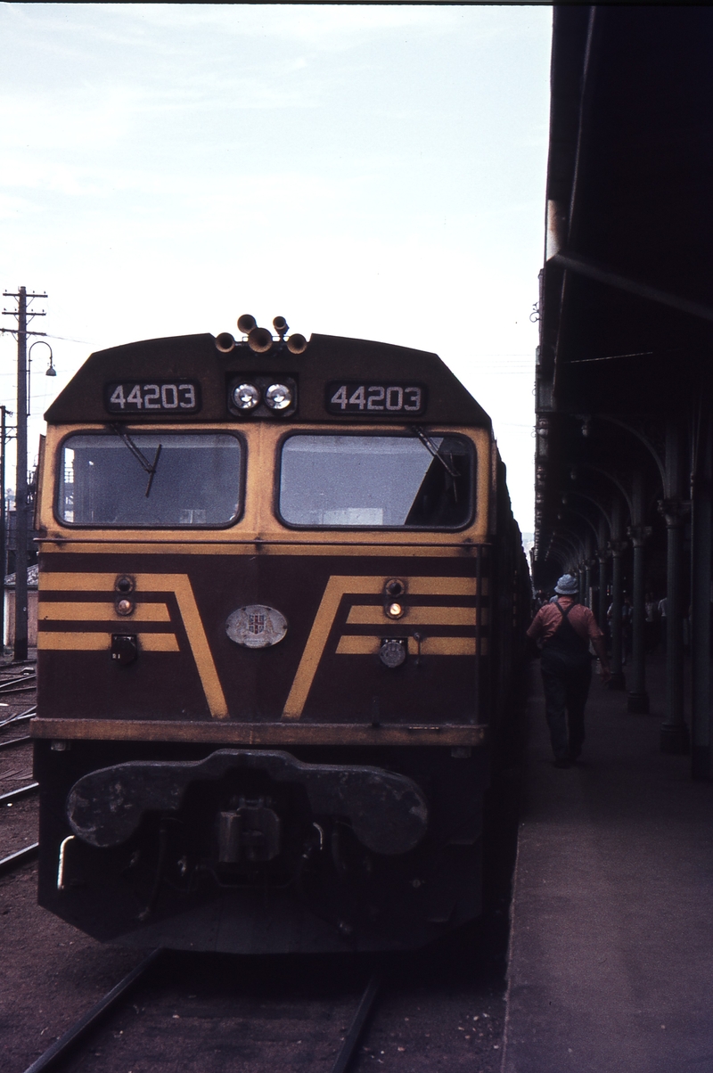 113276: Albury Up Intercapital Daylight 44203 leading