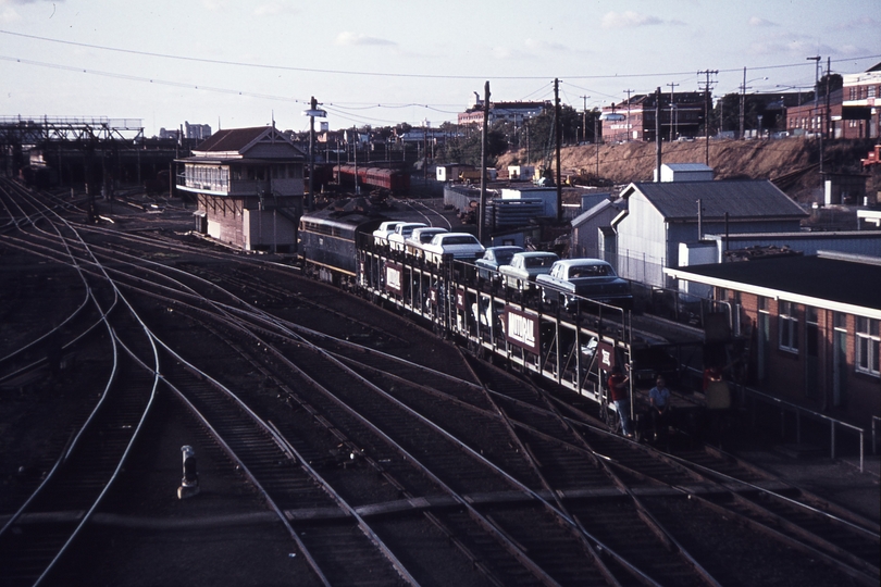 113319: Spencer Street S 317 shunting Motorail Cars on to Southern Aurora