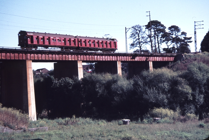 113342: Darebin Creek Bridge Down Suburban 2-car Tait